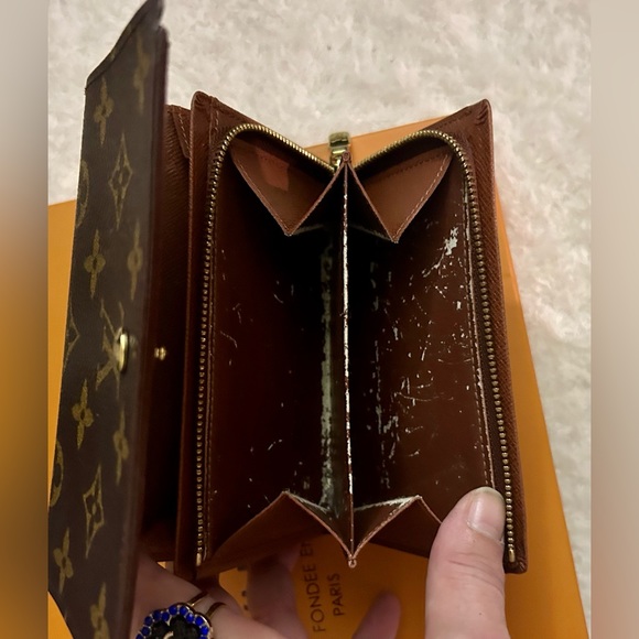 LV Monogram Middy (Medium) sized Wallet in EUC - Picture 13 of 14